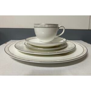 Wedgwood Icing 5 Piece Place Setting. kk433